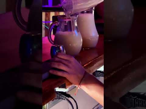 Hot girls making drinks. Hermosa COSTA RICA